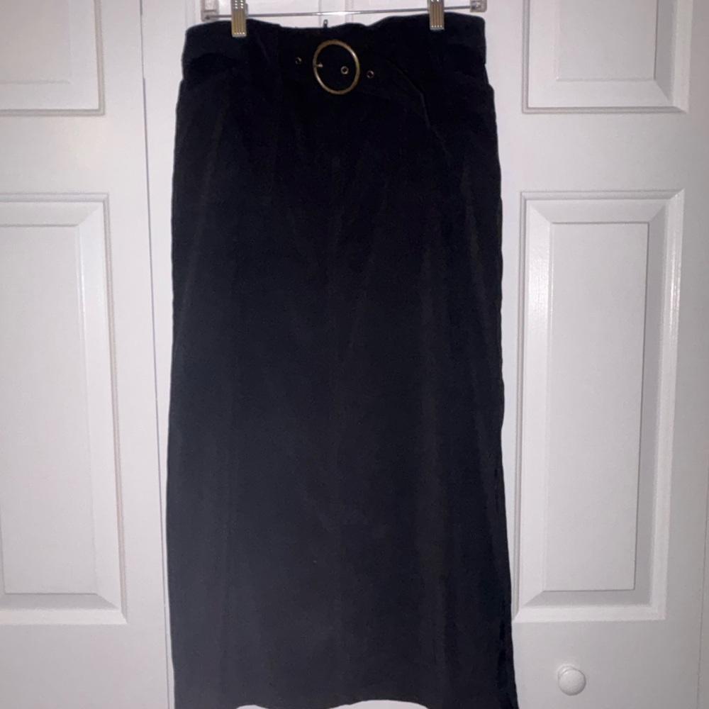 Chic Black Midi Skirt with Belt